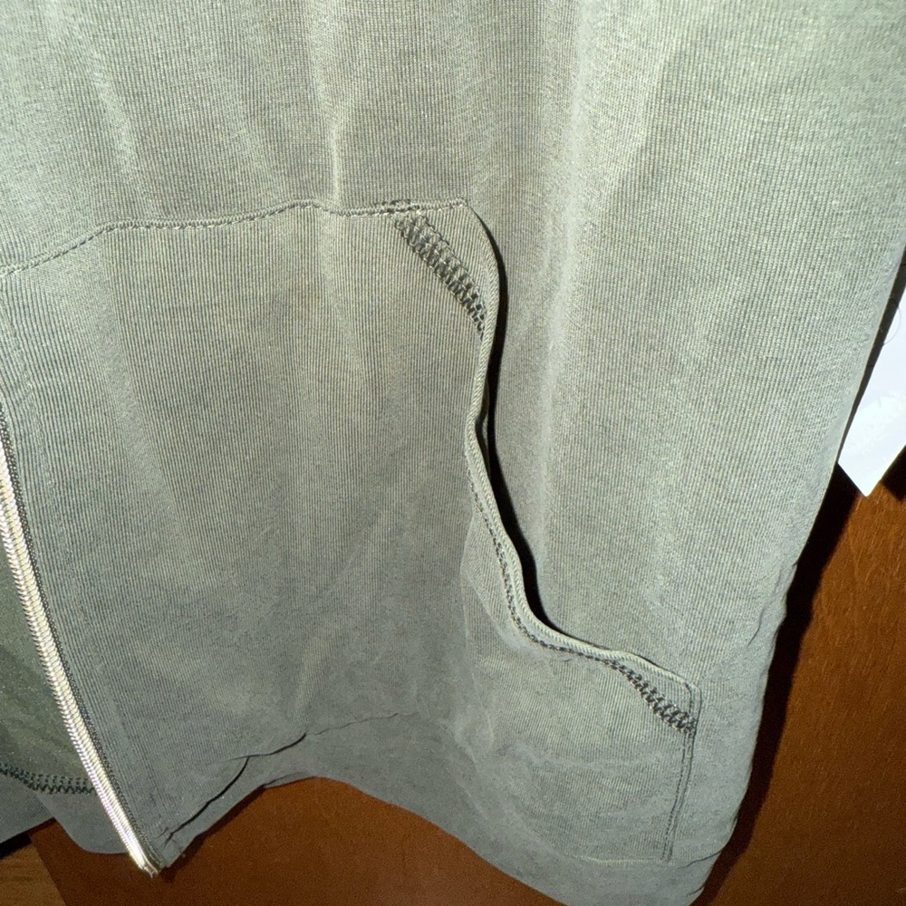 Chico's Zenergy Sandwashed Olive Short Sleeve Hoodie Jacket NWT size 00/XS2 - Picture 4 of 9